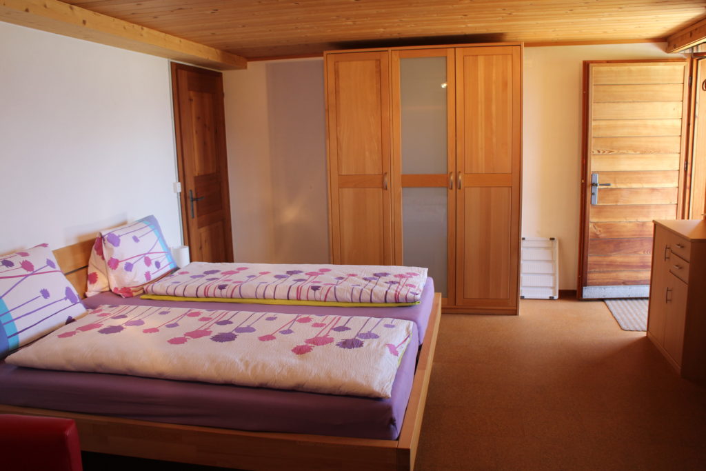 Schlafzimmer mit Doppelbett - Ferienwohnung Försterhaus Dalin